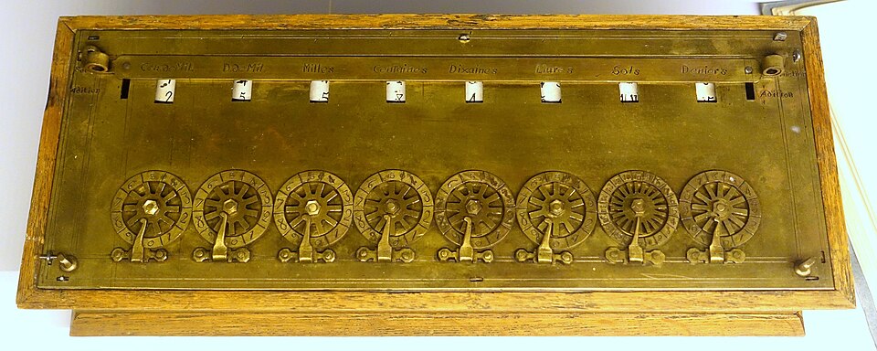 Pascaline, máy tính cơ học với các bánh số do Blaise Pascal chế tạo